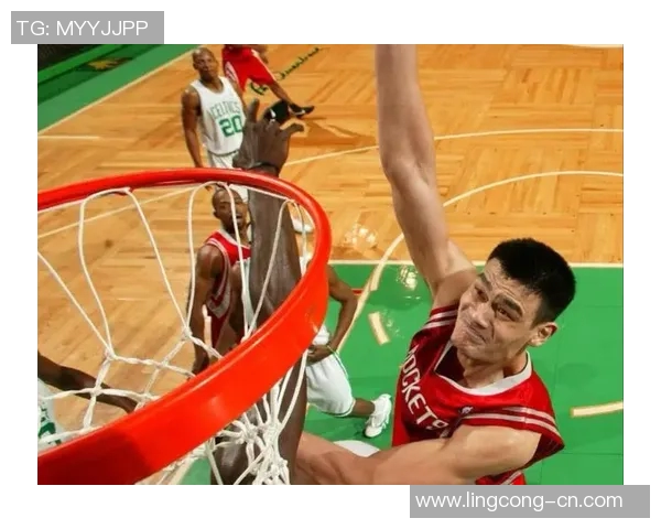 姚明在比赛中惊艳补扣瞬间引发全场欢呼成为篮球历史经典时刻