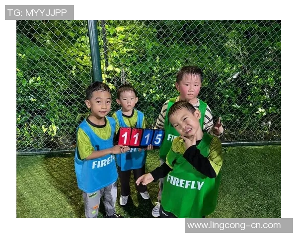 路人偶遇足球明星瞬间定格共同分享的快乐与梦想