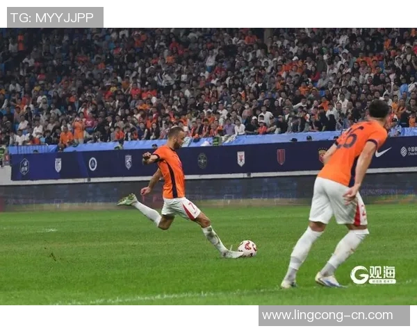 足球明星在海边展开激烈对抗赛引发热潮与关注