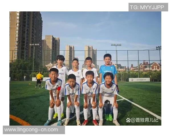 足球明星同款高清照片分享让你与偶像零距离接触尽享足球魅力与时尚风采